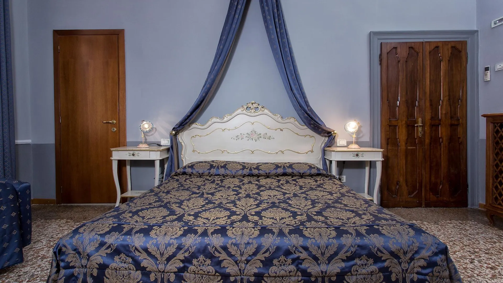 Hotel Mezzo Pozzo Venice 2*,
